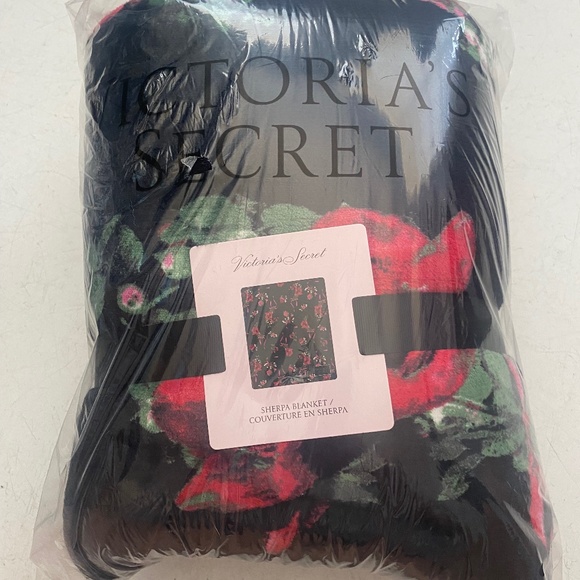 Victoria's Secret Other - Victoria's Secret Nwt Black Floral Print Sherpa 60" x 50" Blanket